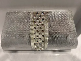 Bolso de fiesta plateado con pedrería