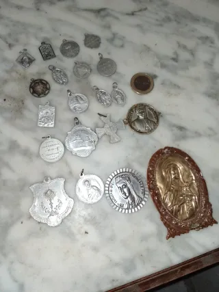 Lote de 20 medallas religiosas