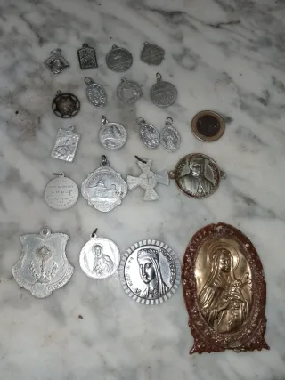 Lote de 20 medallas religiosas