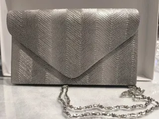 Bolso de mano plateado con cadena
