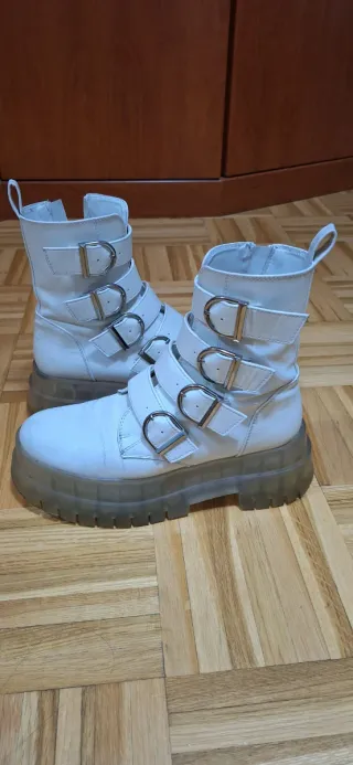 Botas blancas con hebillas