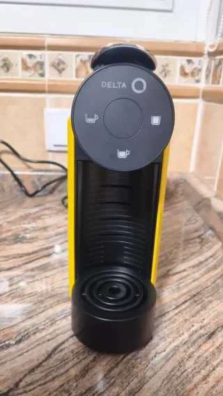 Cafetera Delta Negra y Amarilla