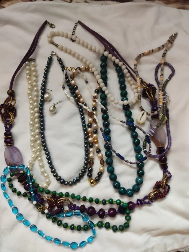 Conjunto de colares antigos variados