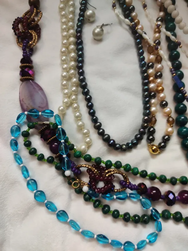 Conjunto de colares antigos variados