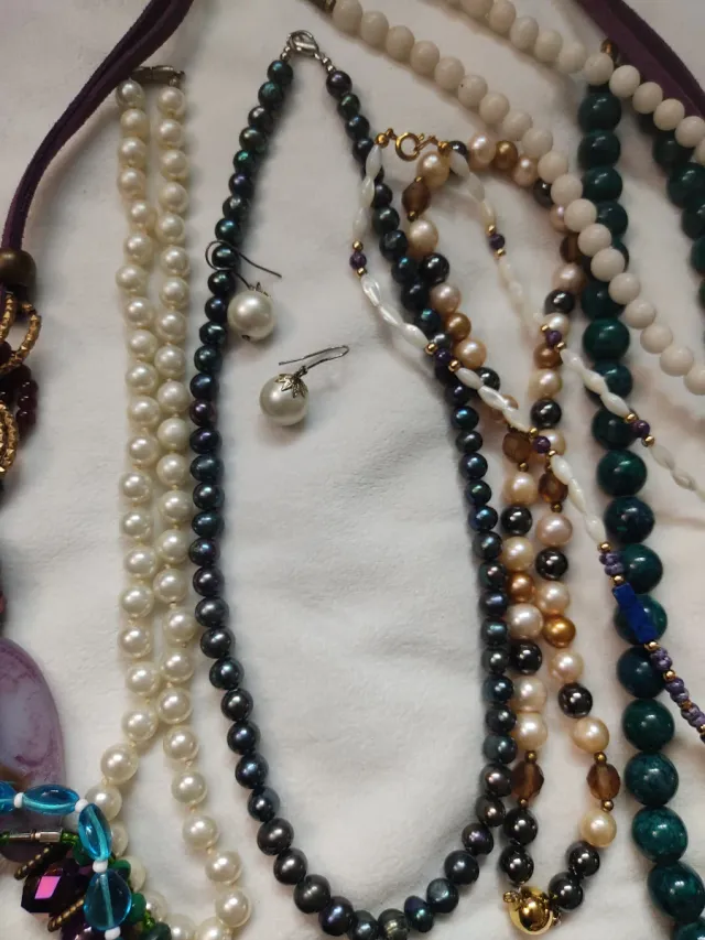 Conjunto de colares antigos variados