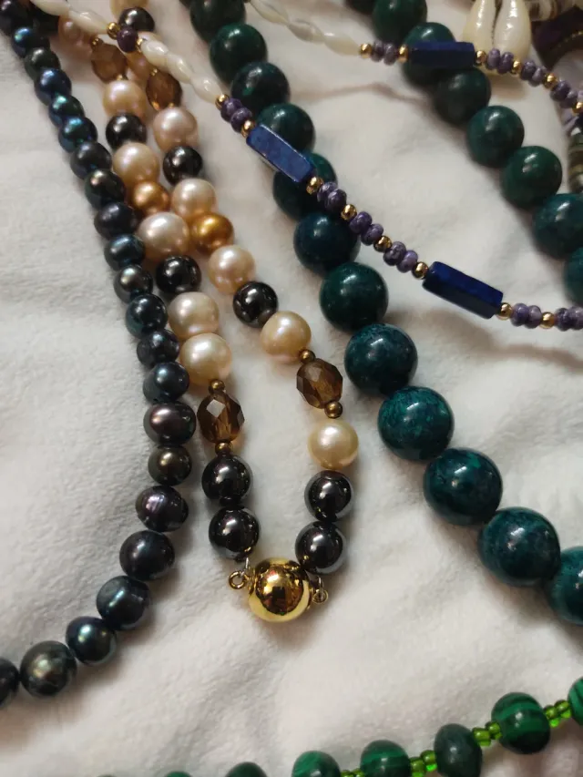 Conjunto de colares antigos variados