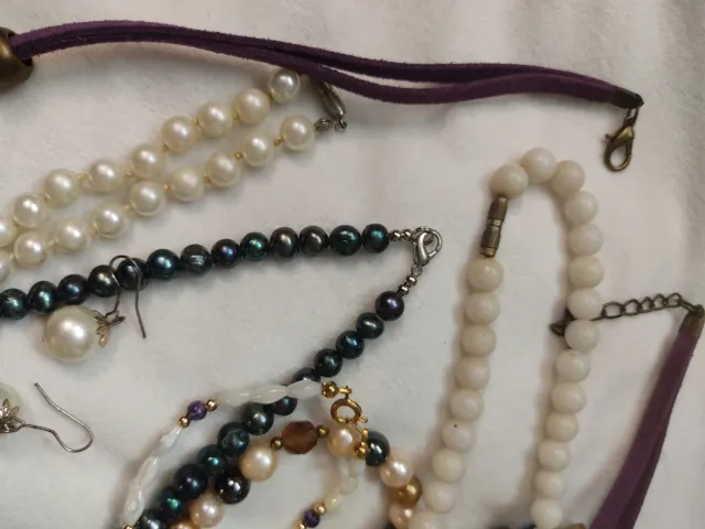 Conjunto de colares antigos variados