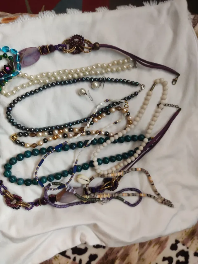 Conjunto de colares antigos variados