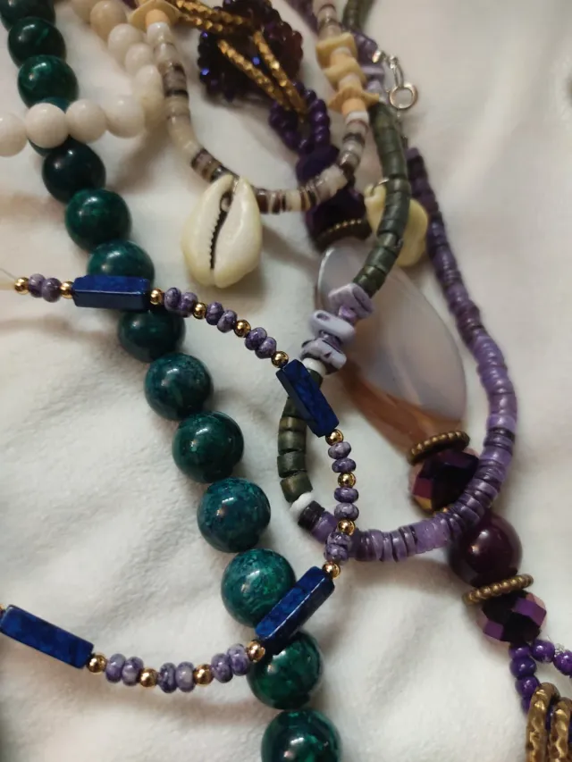 Conjunto de colares antigos variados