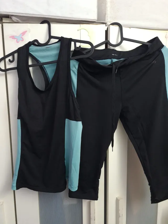 Conjunto esportivo feminino preto e turquesa