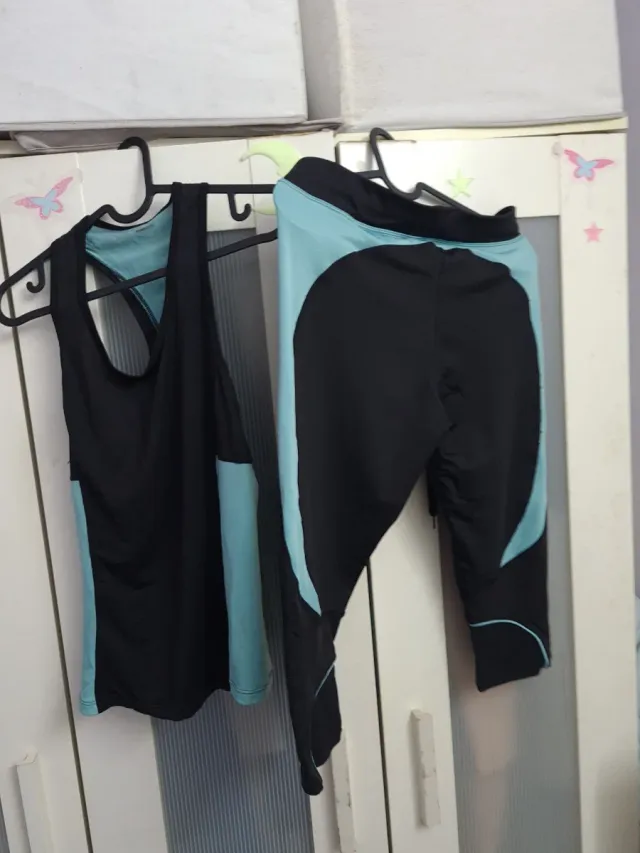 Conjunto esportivo feminino preto e turquesa