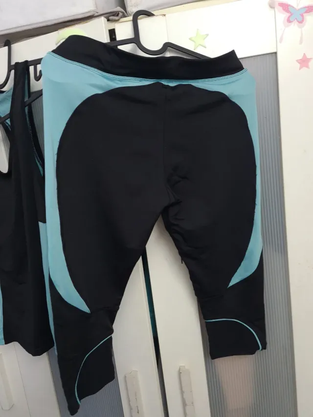 Conjunto esportivo feminino preto e turquesa