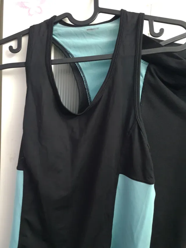 Conjunto esportivo feminino preto e turquesa