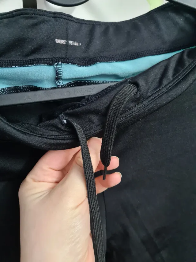 Conjunto esportivo feminino preto e turquesa