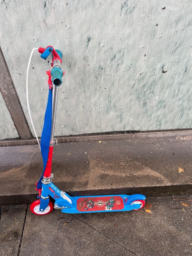 Patinete infantil azul y rojo