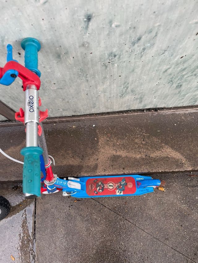 Patinete infantil azul y rojo