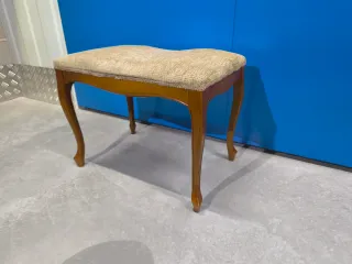 Precioso Escabel estilo Luis XV