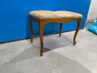 Precioso Escabel estilo Luis XV