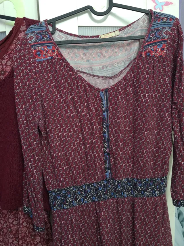 Camiseta e 2 vestidos marrons