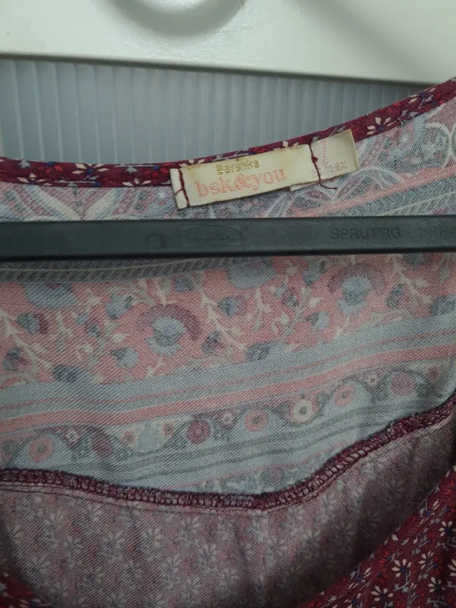 Camiseta e 2 vestidos marrons