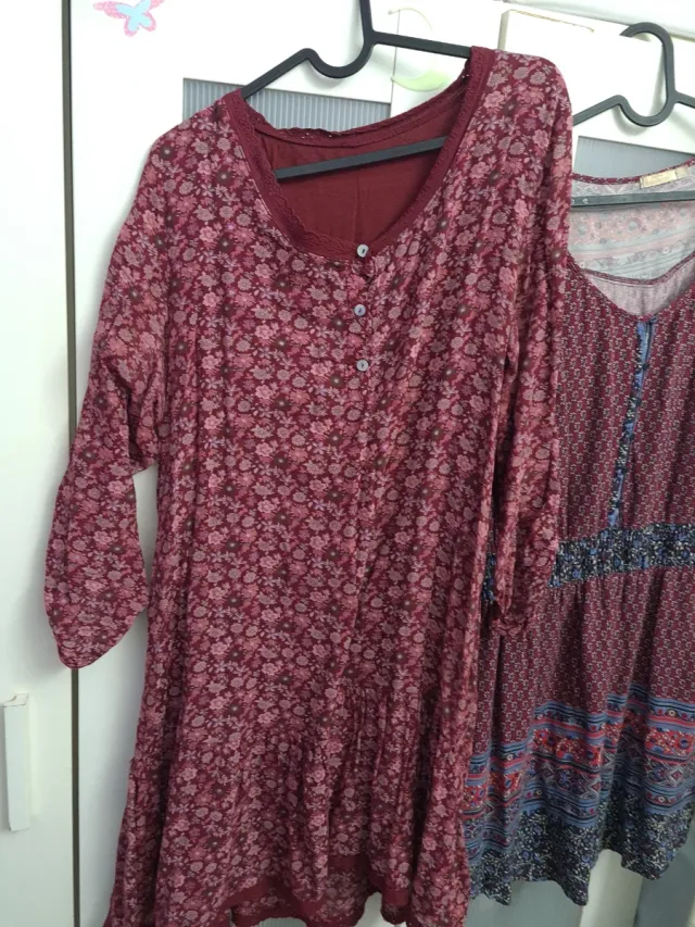 Camiseta e 2 vestidos marrons