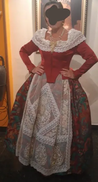 Vestido de fallera talla a medida y zapatos.