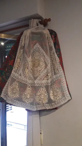 Vestido de fallera talla a medida y zapatos.