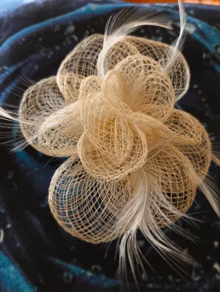 Tocado flor beige/blanco con pinza o para ojal