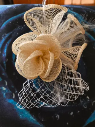 Tocado flor beige/blanco con pinza o para ojal