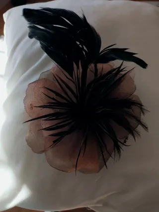 Tocado flor beige/blanco con pinza o para ojal