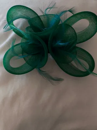 Tocado flor beige/blanco con pinza o para ojal