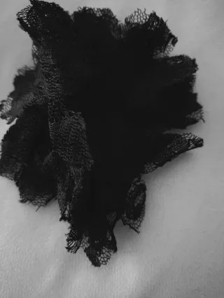 Tocado flor beige/blanco con pinza o para ojal