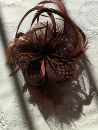 Tocado flor beige/blanco con pinza o para ojal