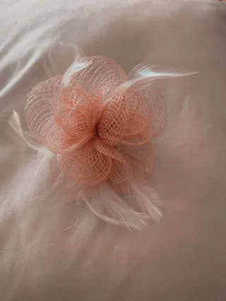 Tocado flor beige/blanco con pinza o para ojal