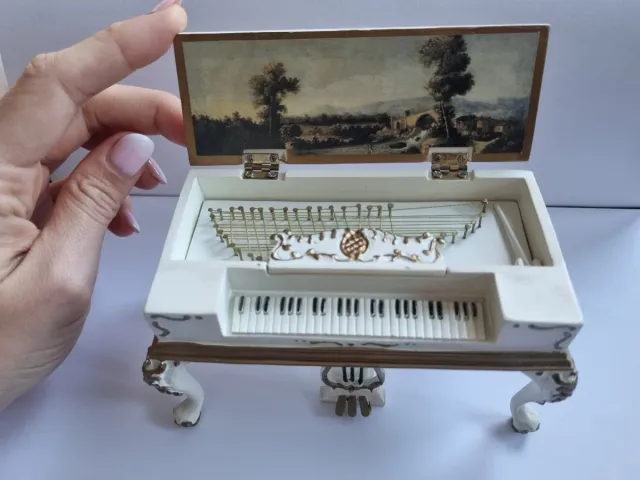 Muebles Casa Muñecas. Año 2000. Pintados a mano.