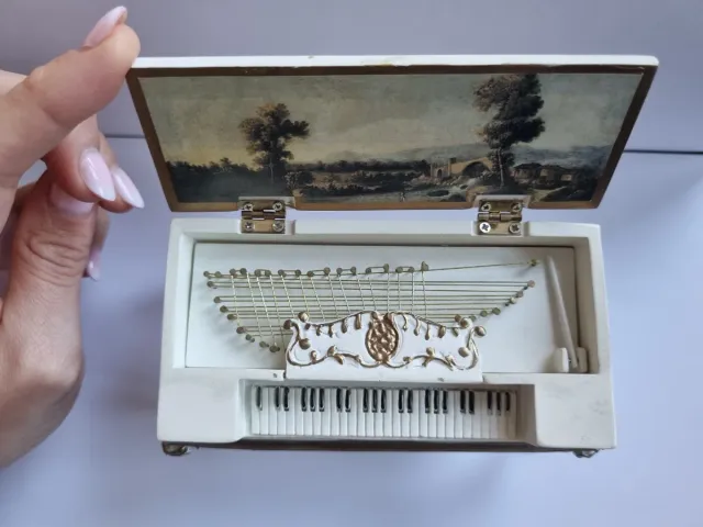 Muebles Casa Muñecas. Año 2000. Pintados a mano.