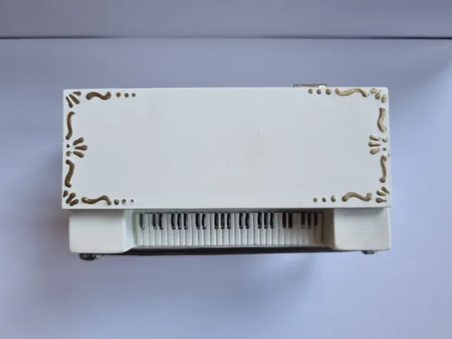 Muebles Casa Muñecas. Año 2000. Pintados a mano.