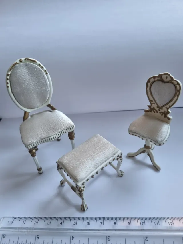 Muebles Casa Muñecas. Año 2000. Pintados a mano.