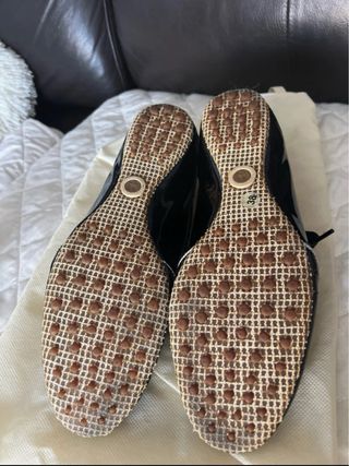 Zapatos planos negros con cordones de charol .