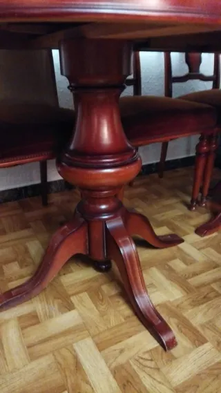 Mesa de comedor de madera