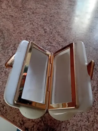 Scatola portagioie in porcellana bianca e oro