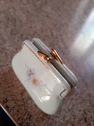 Scatola portagioie in porcellana bianca e oro