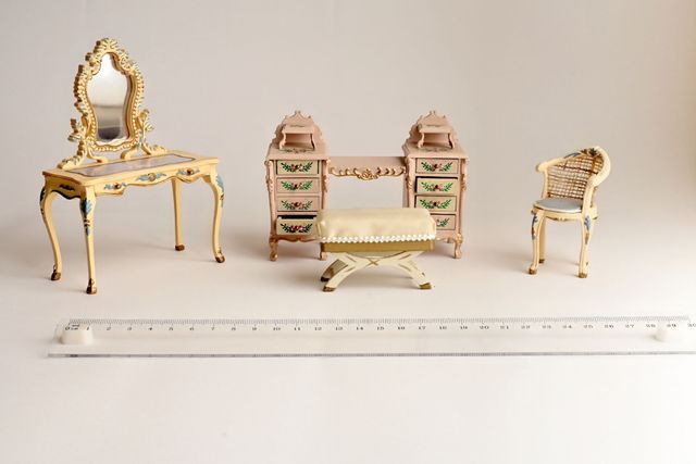 Muebles casa muñecas estilo clásico. Año 2000.