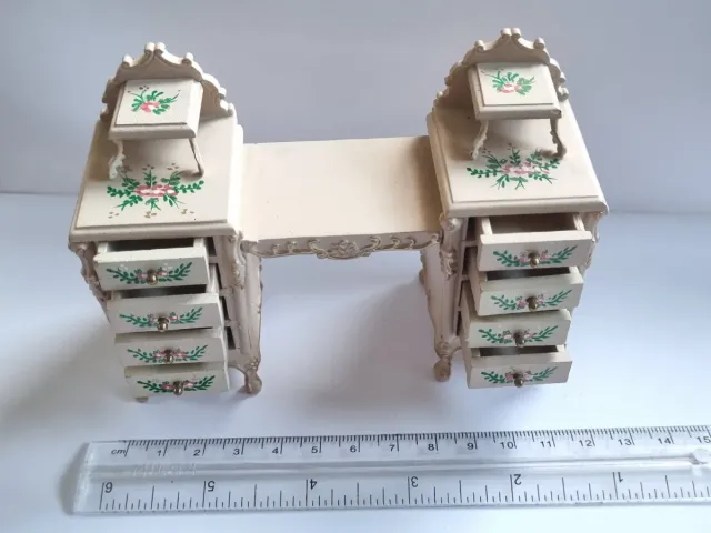 Muebles casa muñecas estilo clásico. Año 2000.