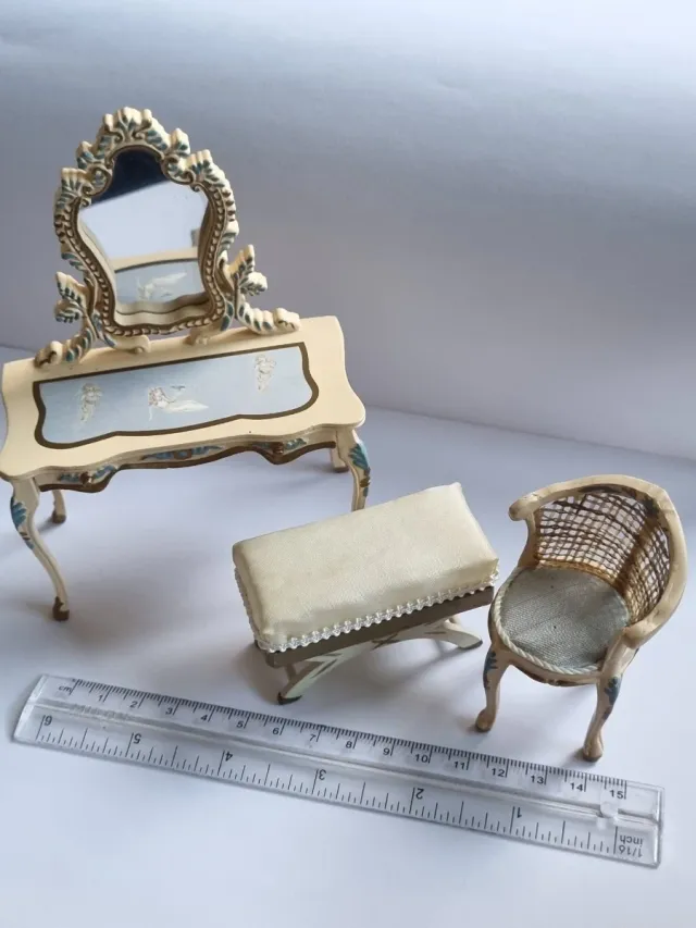 Muebles casa muñecas estilo clásico. Año 2000.