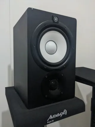 Altavoces Yamaha HS7 Negros.