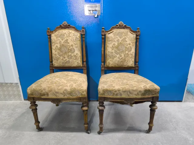 Pareja de sillas antiguas con ruedas originales