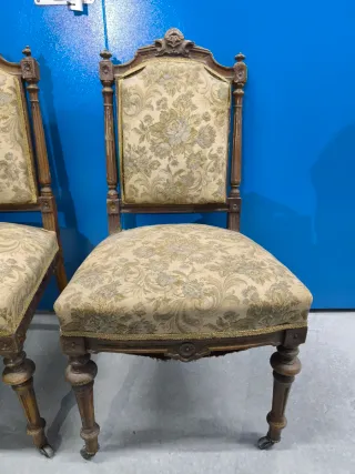 Pareja de sillas antiguas con ruedas originales