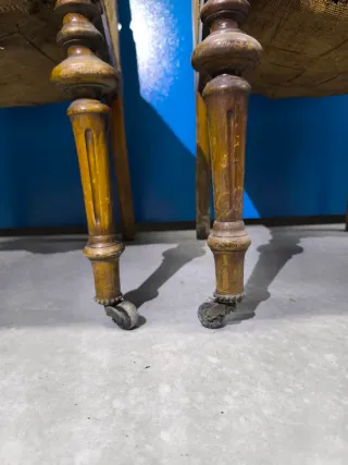 Pareja de sillas antiguas con ruedas originales