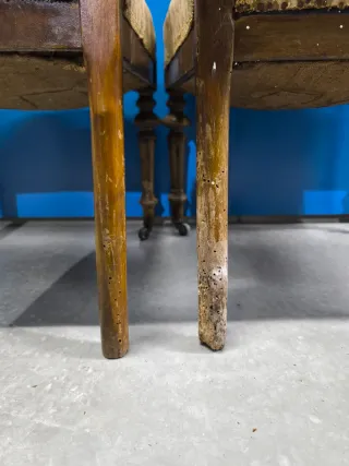 Pareja de sillas antiguas con ruedas originales